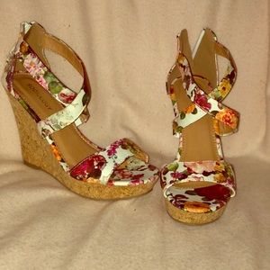 Woman’s sociology floral wedges 🌸 🌺 🌸